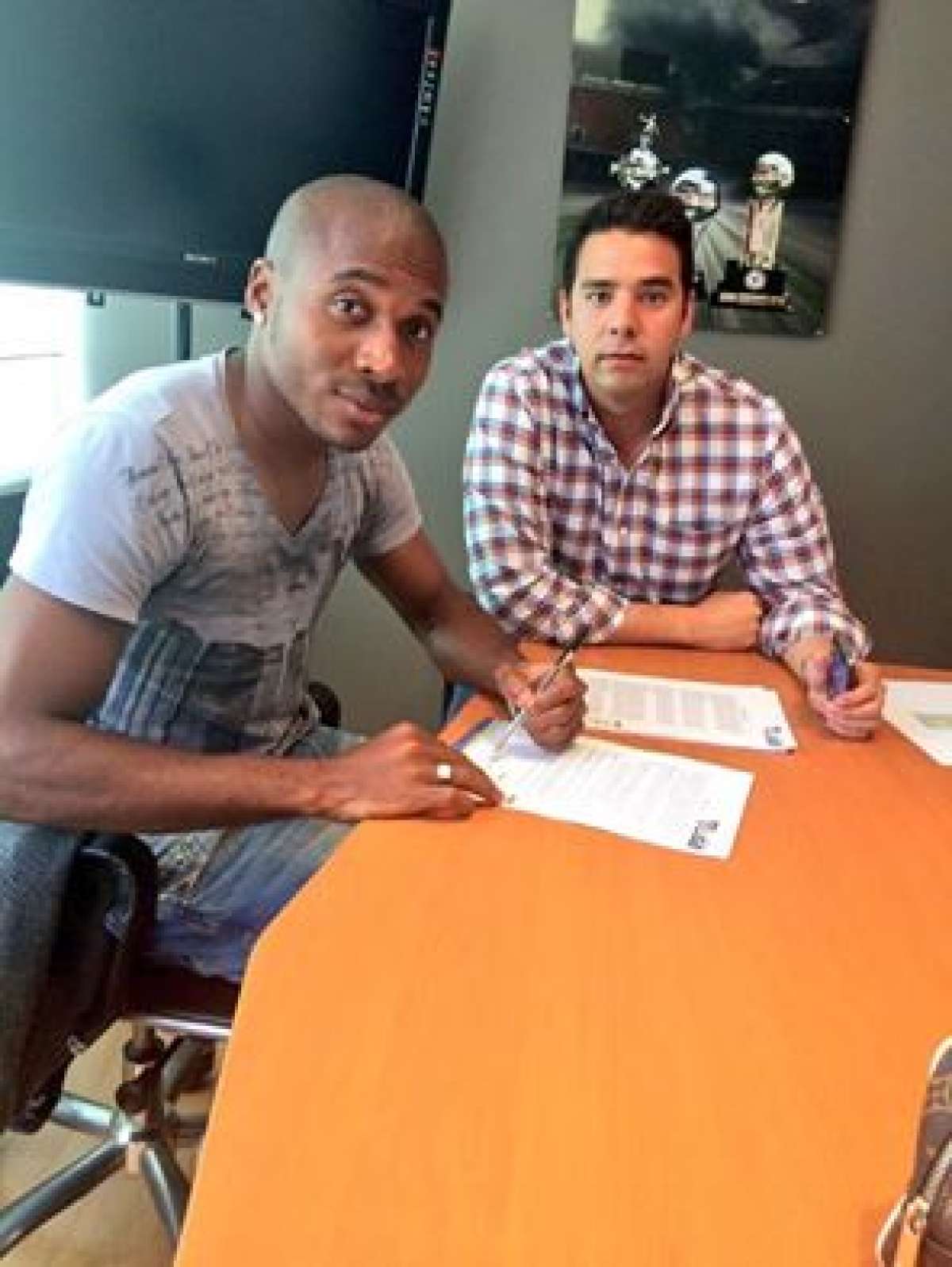 Miller Castillo, junto a su representante Jos&eacute; Julian Aquilar, firm&oacute; el contrato por 2 a&ntilde;os. Foto: Cortes&iacute;a de Liga de Quito.