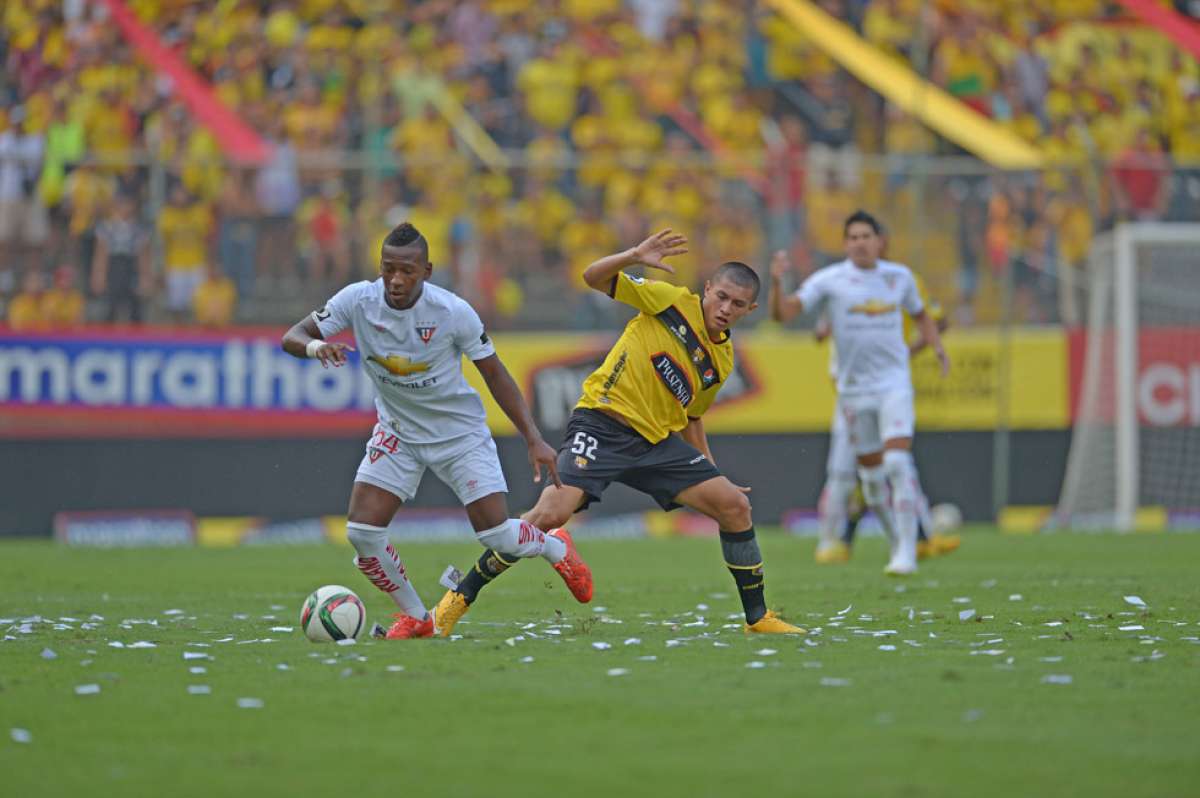 El lateral izquierdo, Pervis Estupi&ntilde;&aacute;n (i), tuvo un duelo cerrado con el juvenil de Barcelona, Aldair V&aacute;squez. Foto: Miguel Castro / El Tel&eacute;grafo
