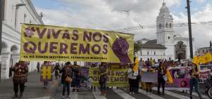 &rarr;Cerca de 2.000 personas participaron de la marcha que lleg&oacute; al parque El Arbolito, en el norte de la urbe.  