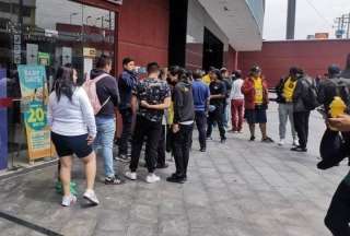 Largas filas se registraron para comprar entradas para la final entre Barcelona y Aucas