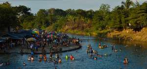 Los balnearios de agua dulce en Manab&iacute; son un atractivo para sus turistas. Aparte de un refrescante ba&ntilde;o tambi&eacute;n se disfruta de buena gastronom&iacute;a.