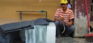 Justo Magallanes tiene 14 a&ntilde;os dedicado a la venta de hielo. Su jornada diaria empieza a las 04:00 y se puede extender hasta la tarde.