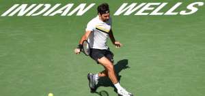 Roger Federer suda ante Coric pero se clasifica para la final
