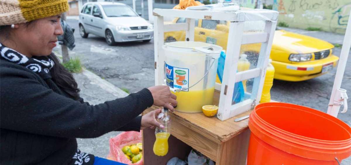 Alrededor de 200 comerciantes vender&iacute;an, actualmente, zumos embotellados de naranja en calles de Quito.