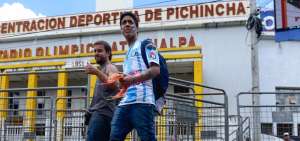Hinchas argentinos acudieron al estadio Ol&iacute;mpico Atahualpa, para ver el cotejo.