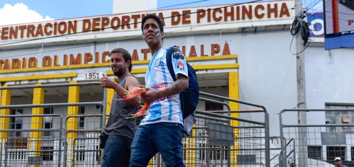 Hinchas argentinos acudieron al estadio Ol&iacute;mpico Atahualpa, para ver el cotejo.