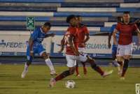 Danny Luna remata al arco para marcar el primer gol ante Barcelona