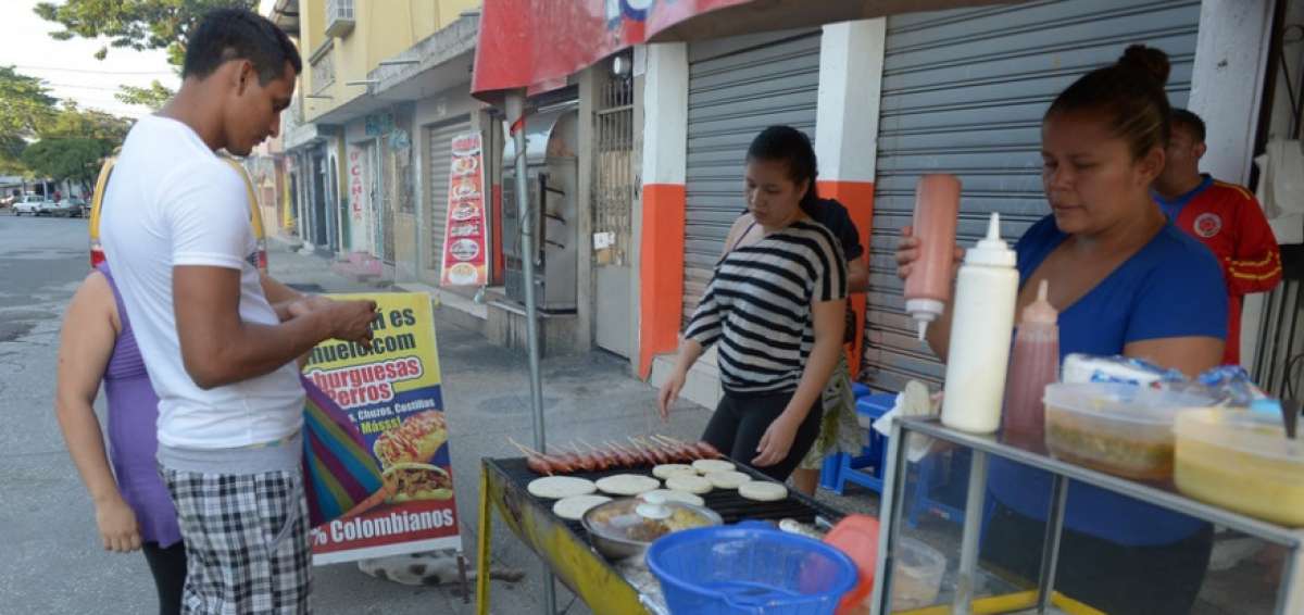 Gran parte de los refugiados colombianos se dedican a vender platos propios de su tierra. 