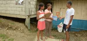 La familia de M&eacute;rida Obando recibi&oacute; la adjudicaci&oacute;n de su lote. Todos sus integrantes habitan en este sitio desde 2008.