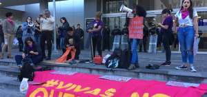 Integrantes del Colectivo Vivas nos Queremos acudieron al Complejo Judicial para respaldar a la v&iacute;ctima.  