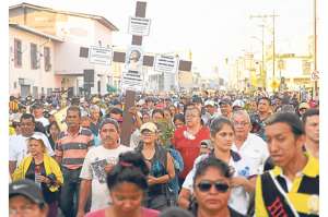 Los asistentes a la procesi&oacute;n llevaron tambi&eacute;n sus propias im&aacute;genes de Jes&uacute;s crucificado, adem&aacute;s de velas e inciensos. Foto: Jos&eacute; Mor&aacute;n / El Tel&eacute;grafo