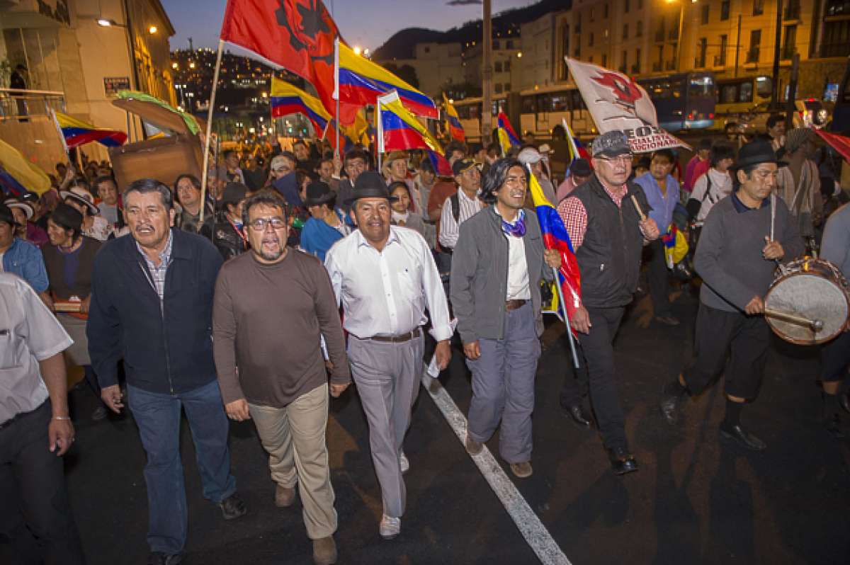 Los manifestantes afines a la Conaie avanzaron por las calles del Centro Hist&oacute;rico de Quito. Daniel Molineros/ EL TEL&Eacute;GRAFO