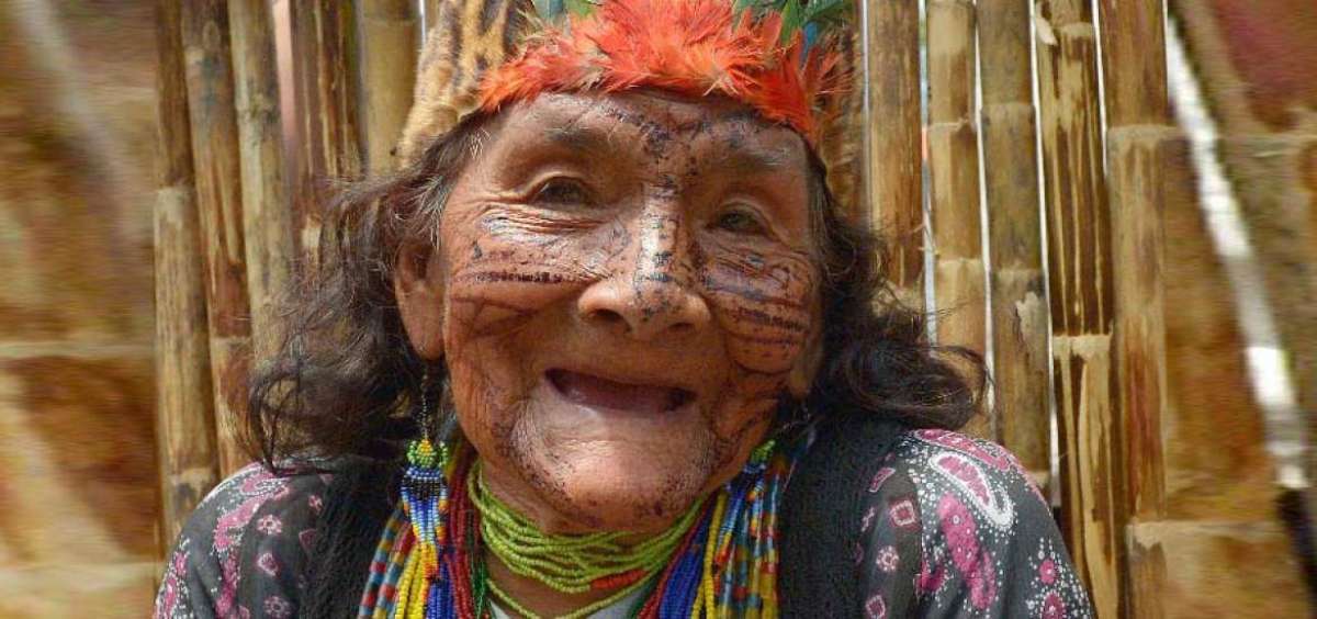 Oriunda de San Jacinto, comuna ubicada a 40 minutos de la capital pastacense, Luz siempre lleva su atuendo, pintura facial y joyas originales de la etnia Kichwa.