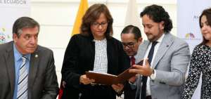 El secretario de Comunicaci&oacute;n, Andr&eacute;s Michelena, entreg&oacute; la propuesta en la Asamblea.