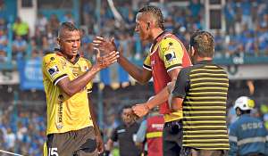 &Aacute;lex Bola&ntilde;os (i) se despide de Jos&eacute; Luis Perlaza (d) tras recibir la tarjeta roja por parte del juez Carlos Vera. Eso provoc&oacute; la reacci&oacute;n de Antonio Noboa. Foto: Archivo / El Tel&eacute;grafo.