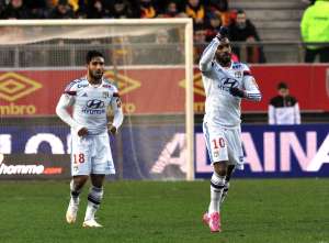 Alexandre Lacazette (d.) festeja tras anotar el segundo gol del Olympique de Lyon. Foto: AFP