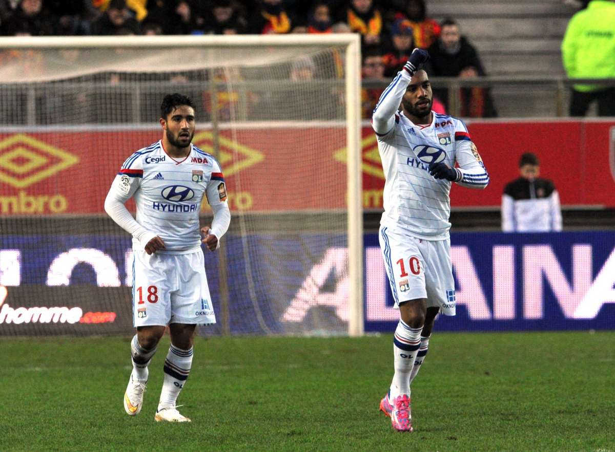 Alexandre Lacazette (d.) festeja tras anotar el segundo gol del Olympique de Lyon. Foto: AFP