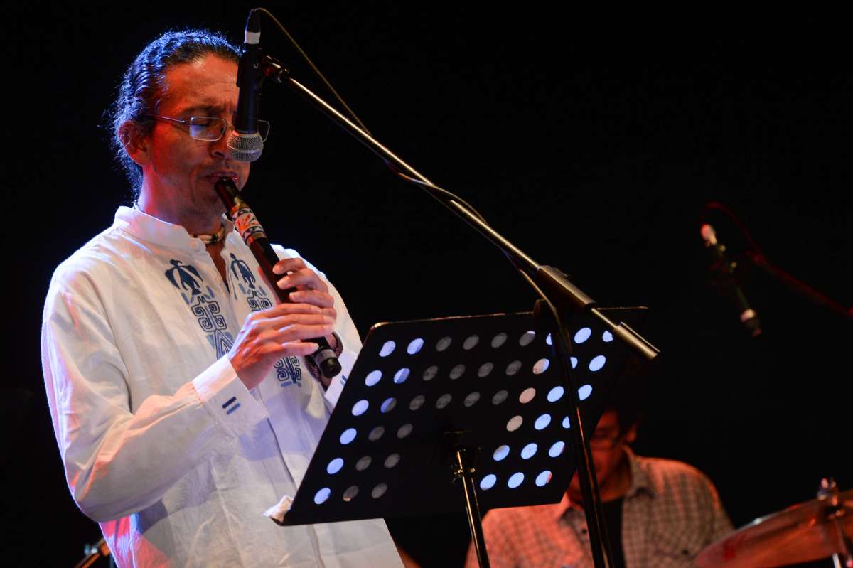 Milton Casta&ntilde;eda entona la quena en la agrupaci&oacute;n Fernando Cilio - Signos Andinos. Foto: Santiago Aguirre. 
