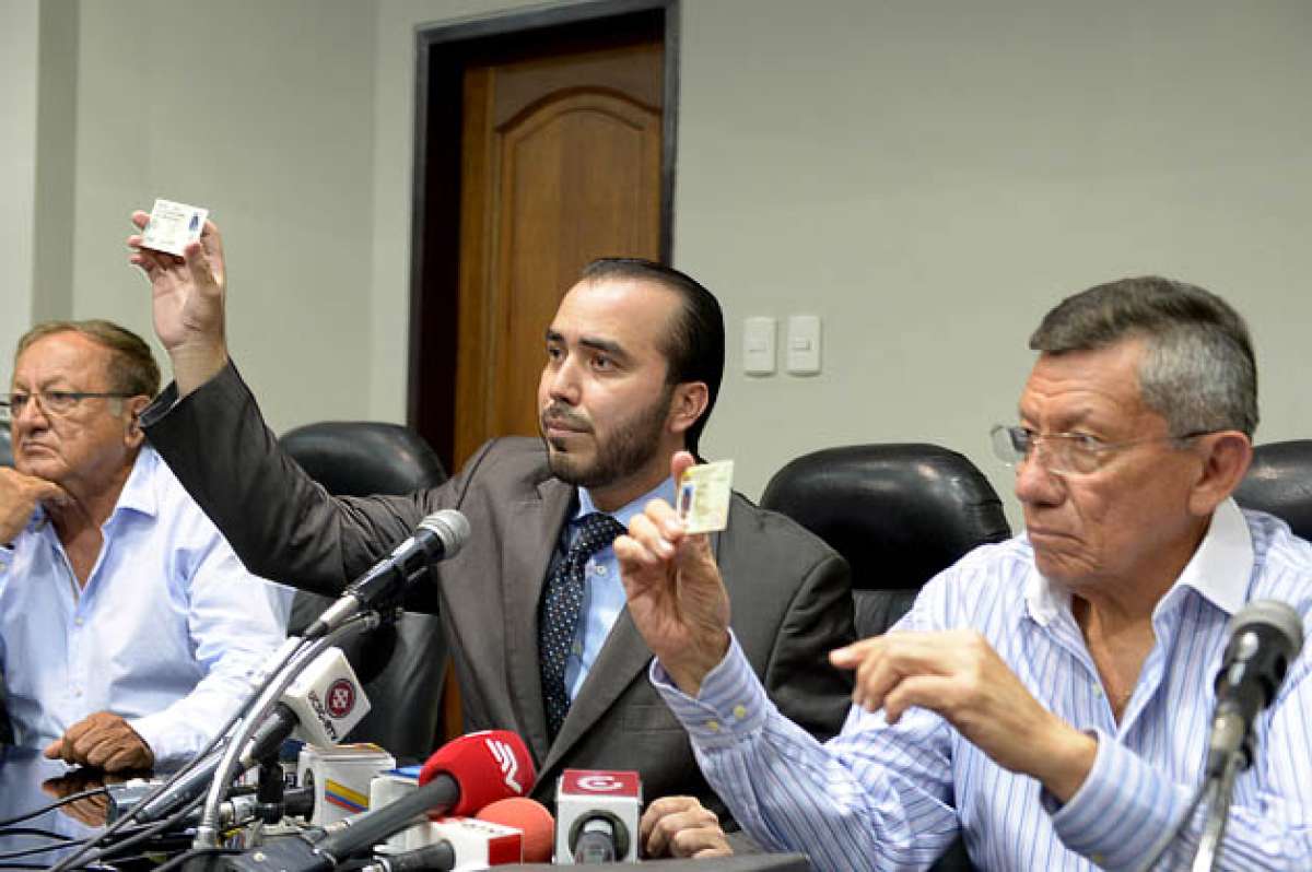 Juan Pablo &Aacute;lava (c), director jur&iacute;dico del Registro Civil, ense&ntilde;a las c&eacute;dulas de identidad. Carlos Villac&iacute;s (d), vicepresidente de la FEF, recibi&oacute; los documentos. Foto: Eduardo Escobar / El Tel&eacute;grafo