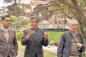 Acompa&ntilde;ados de un gu&iacute;a, 3 de los delegados de la Unesco recorrieron ayer el Paseo 3 de Noviembre, luego de su reuni&oacute;n con los comerciantes. Foto: Jos&eacute; Luis Llivisaca / El Tel&eacute;grafo