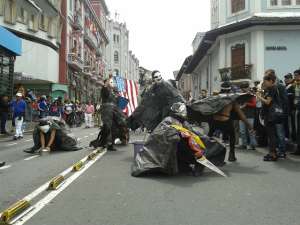 Artistas realizaron dramatizaciones durante la marcha de la FUT por Quito. FOTO: John Guevara/El Tel&eacute;grafo 