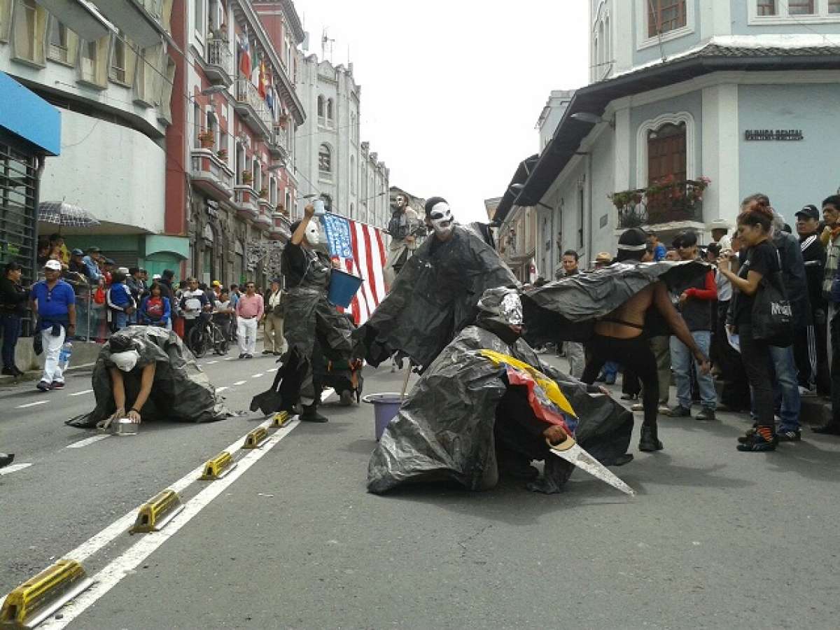 Artistas realizaron dramatizaciones durante la marcha de la FUT por Quito. FOTO: John Guevara/El Tel&eacute;grafo 