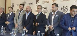 Luis Manfredi (c), director ejecutivo de la Liga Profesional, durante la firma de uno de los convenios.
