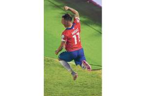 Eduardo Vargas marc&oacute; los dos goles con los que Chile venci&oacute; a Per&uacute; y se clasific&oacute; a la final. Foto: AFP