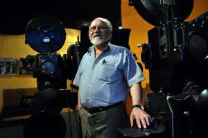 Ulises Estrella (1939-2014), entre otros logros, fue el fundador de la Cinemateca de la Casa de la Cultura. Foto: Pa&uacute;l Navarrete/Archivo EL TEL&Eacute;GRAFO.