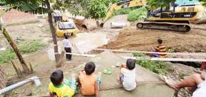 Maquinaria pesada repara el camino que conduce al bloque 1 de Flor de Basti&oacute;n. El Municipio de Guayaquil no precisa la fecha en la que culminar&aacute;n los trabajos. La calle se desmoron&oacute; en un canal.