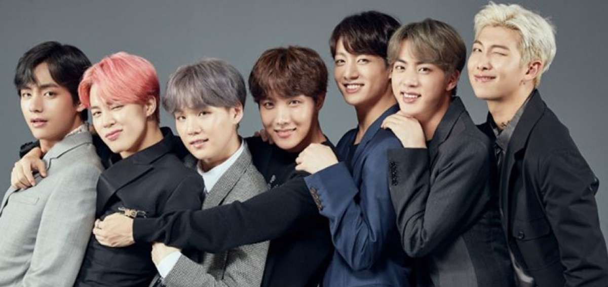 BTS es una boyband creada en 2012 por Big Hit Enterteinment, sello musical  de Corea del Sur.  Han recibido m&aacute;s de 150 premios en su carrera.
