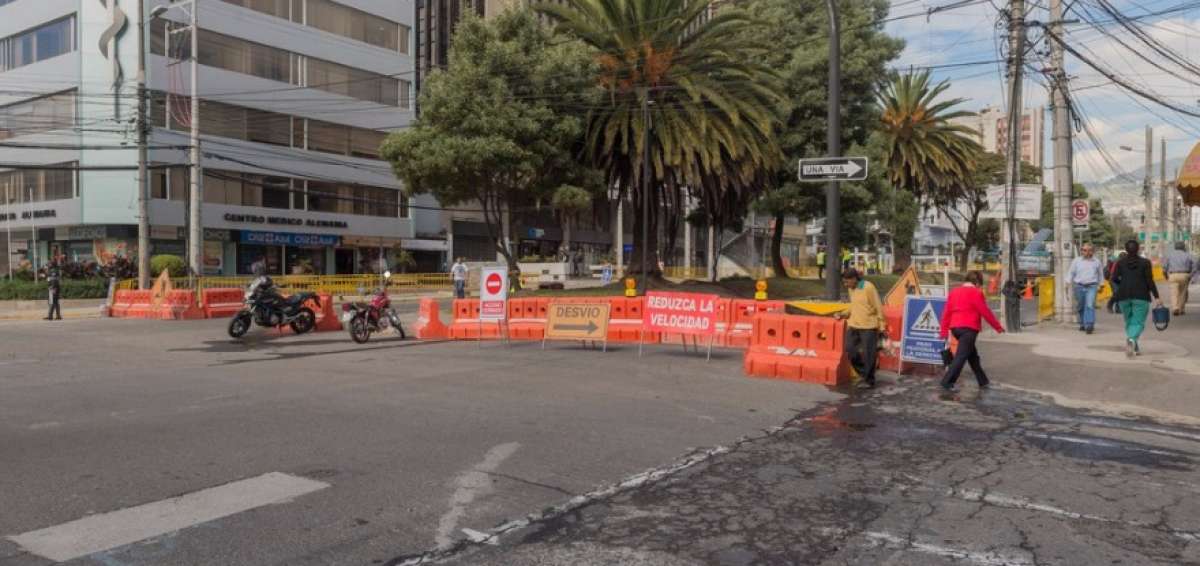Cierre en la av. Eloy Alfaro dificulta el tr&aacute;nsito en Quito