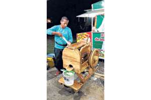 Gabriel Alvarado dej&oacute; de lado su profesi&oacute;n como electromec&aacute;nico industrial para dedicarse a vender jugo de ca&ntilde;a, hecho en su trapiche de madera. Fotos: Rodolfo P&aacute;rraga / El Tel&eacute;grafo