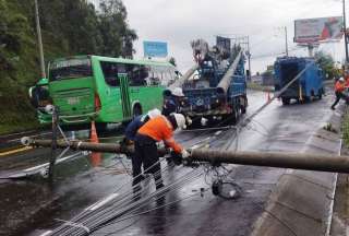 Empresa Eléctrica brindó asistencia tras percance con postes de luz