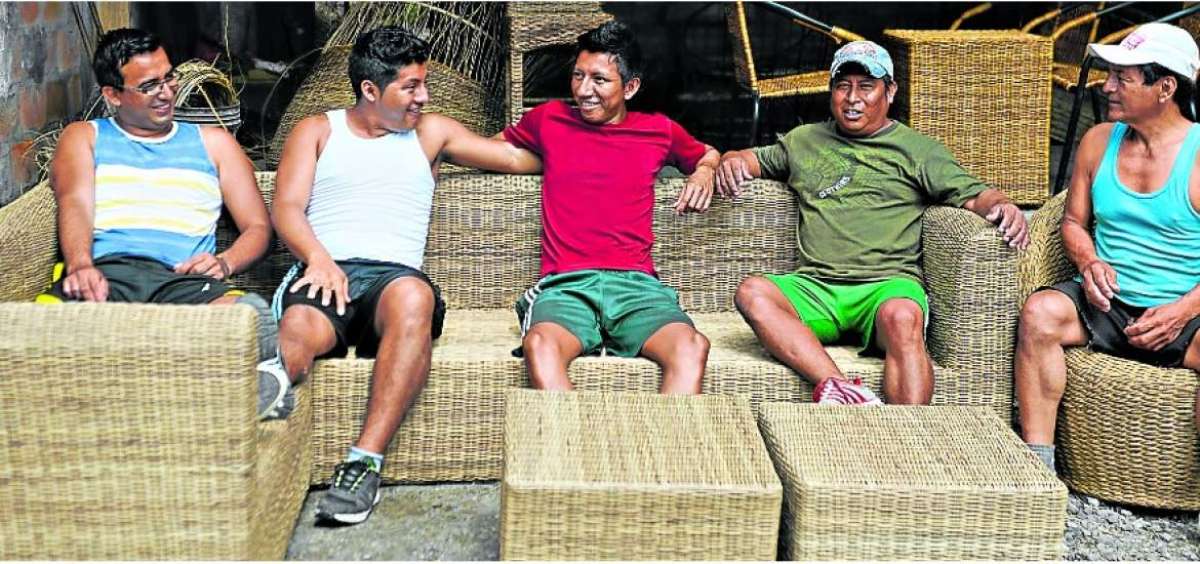 Los artesanos dan forma al bejuco