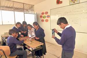 Fredy Capuz utiliza una tablet para tratar de captar el ritmo, color y textura de los materiales que aparecer&aacute;n en la gr&aacute;fica. Es parte del taller del club de periodismo que se pone en marcha cada semana. Foto: Roberto Ch&aacute;vez/ El Tel&eacute;grafo