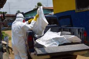 Tras la cuarentena de 3 d&iacute;as de la poblaci&oacute;n de Sierra Leona, las autoridades descubrieron 150 nuevos casos del virus del &eacute;bola, as&iacute; como 70 cad&aacute;veres. Foto: AFP