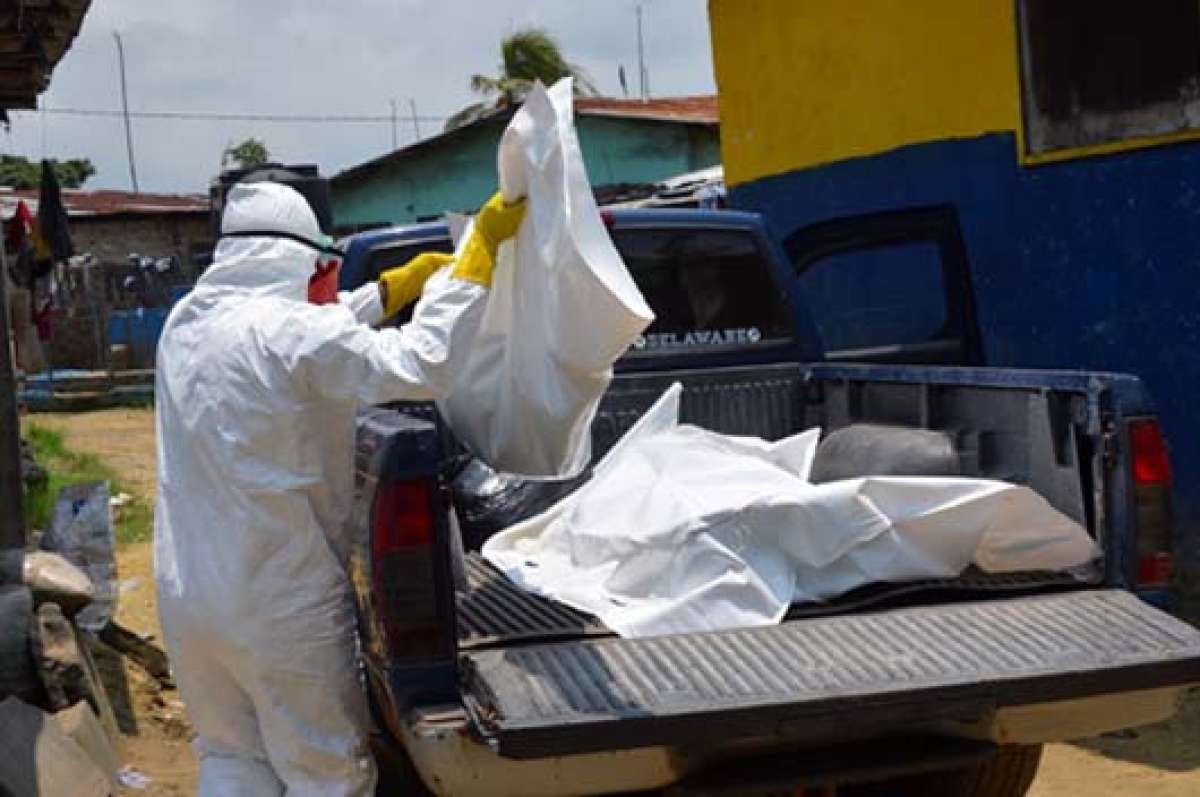 Tras la cuarentena de 3 d&iacute;as de la poblaci&oacute;n de Sierra Leona, las autoridades descubrieron 150 nuevos casos del virus del &eacute;bola, as&iacute; como 70 cad&aacute;veres. Foto: AFP