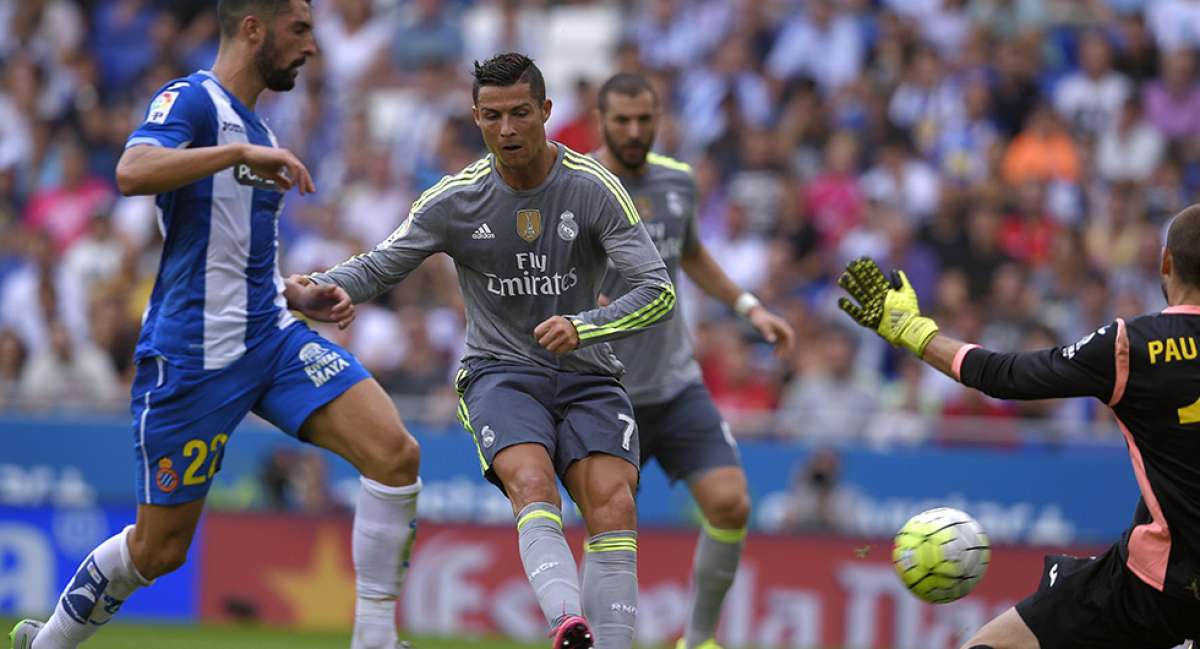 El portugu&eacute;s Cristiano Ronaldo (centro),del Real Madrid, remata al arco de Pau L&oacute;pez del Espanyol, la ma&ntilde;ana de ayer en el estadio Cornell&agrave; - El Prat. Foto: AFP