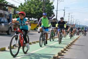 En Esmeraldas, el recorrido fue bajo un sol intenso en 18 kil&oacute;metros por el sistema de puentes y la carretera estatal. Foto: Luis Freire / El Tel&eacute;grafo