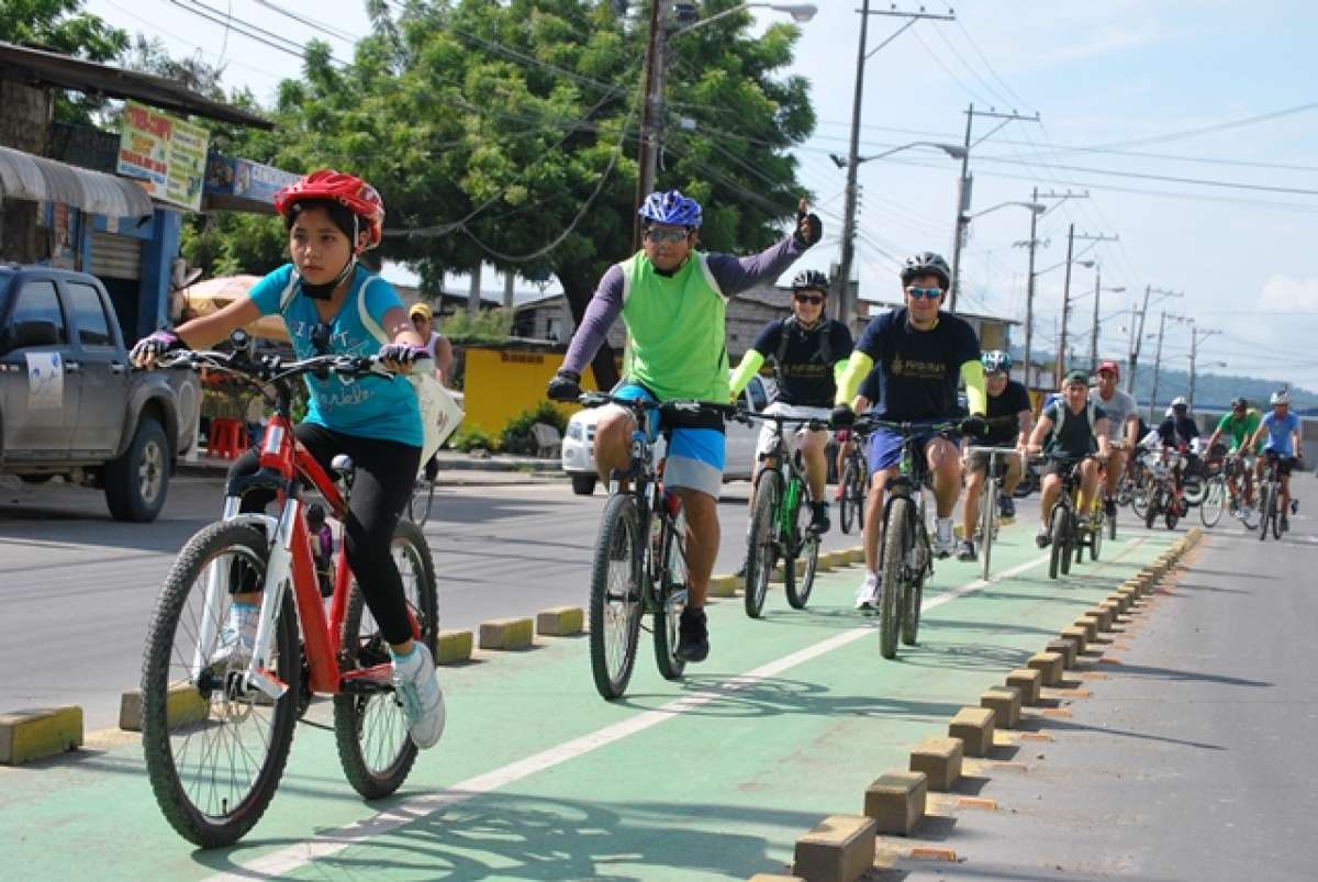 En Esmeraldas, el recorrido fue bajo un sol intenso en 18 kil&oacute;metros por el sistema de puentes y la carretera estatal. Foto: Luis Freire / El Tel&eacute;grafo