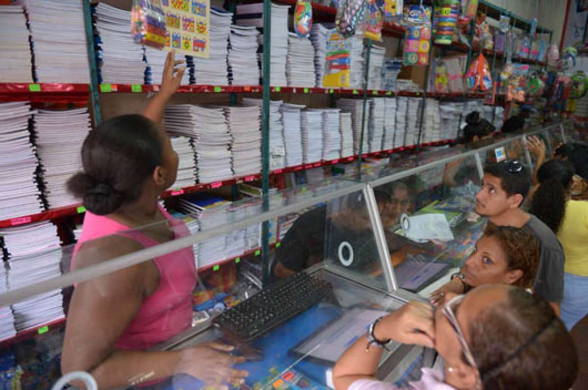 Los gastos de &uacute;tiles escolares por persona llegaron a $ 150 en las librer&iacute;as de Guayaquil. Foto: Jos&eacute; Mor&aacute;n.
