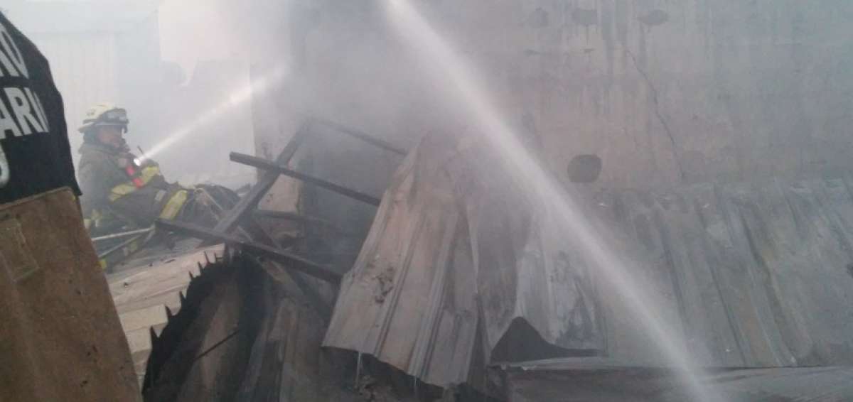 Incendio en recicladora en Guayaquil moviliz&oacute; a 150 bomberos