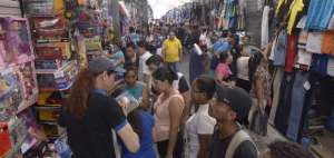 Decenas de guayaquile&ntilde;os acudieron ayer a la Bah&iacute;a, en el centro, para adquirir ropa, zapatos o tel&eacute;fonos celulares. La mayor&iacute;a de locales estuvo abierto.    