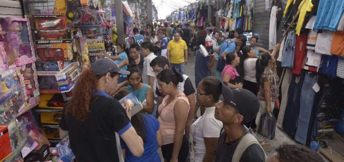 Decenas de guayaquile&ntilde;os acudieron ayer a la Bah&iacute;a, en el centro, para adquirir ropa, zapatos o tel&eacute;fonos celulares. La mayor&iacute;a de locales estuvo abierto.    