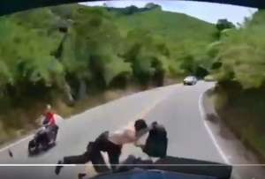 El choque entre una moto y un tr&aacute;iler qued&oacute; grabado en video. Ocurri&oacute; en Colombia. 