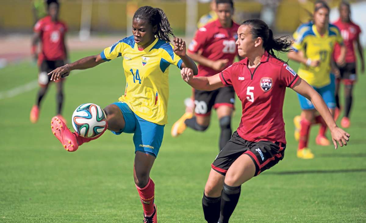 La ecuatoriana M&oacute;nica Quinteros (izq.) es acosada por la trinitaria Arin King durante el partido de ida del repechaje que clasificar&aacute; a uno de los 2 equipos a la Copa Mundial de F&uacute;tbol Femenino Canad&aacute; 2015. Foto: Marco Salgado.