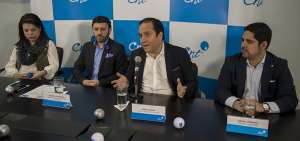 Harry Paredes (centro), gerente nacional de negocios de CNT, ratific&oacute; que  no se cobrar&aacute; un valor adicional a los suscriptores por ver el campeonato.