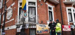 Assange clama su inocencia y denuncia una maniobra para ser extraditado a Estados Unidos, donde teme ser juzgado por la publicaci&oacute;n por parte de WikiLeaks de cientos de miles de documentos clasificados.