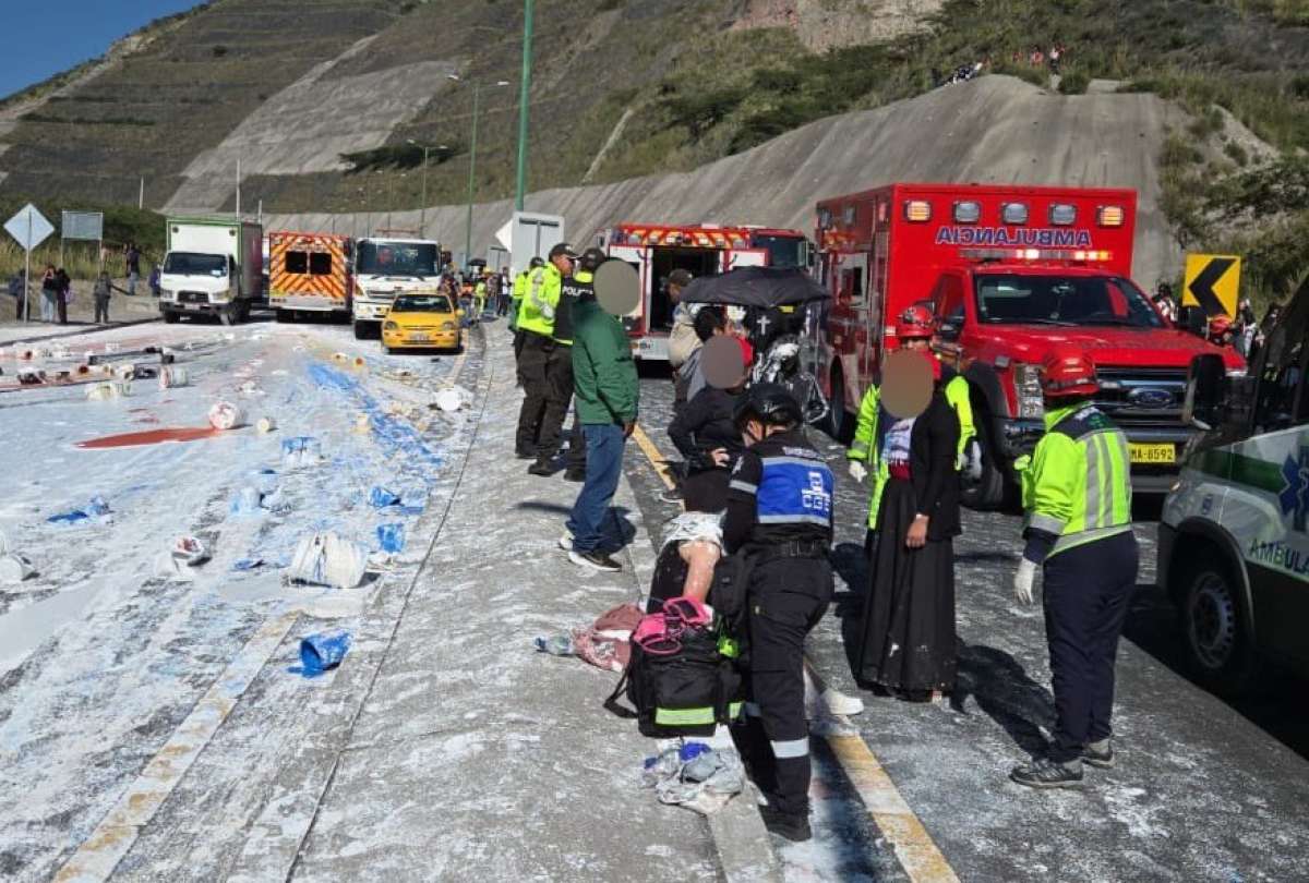 Bomberos atienden a 34 personas tras siniestro vial en Guayllabamba